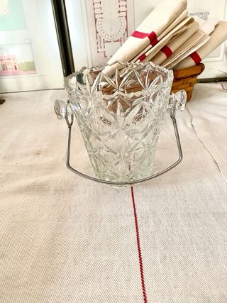 Raffreddatore vintage in vetro intagliato con manico in metallo