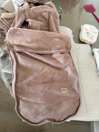 Saco y bolso de bebé rosa