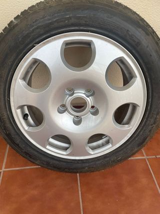 Llanta Audi A6 con neumático nuevo.