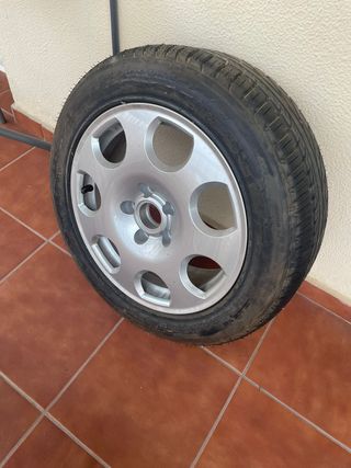 Llanta Audi A6 con neumático nuevo.