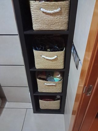 Estantería con cestas de mimbre