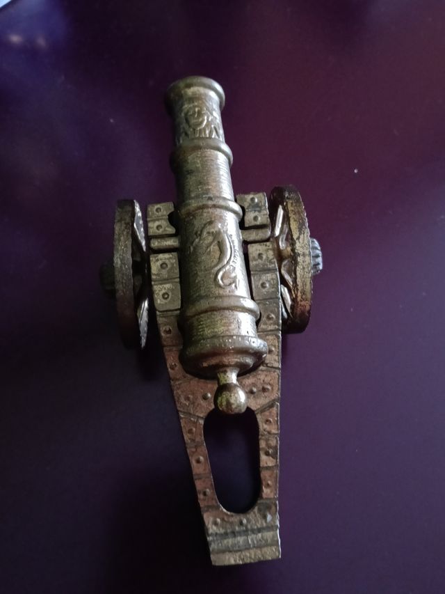 Figura de cañón decorativo
