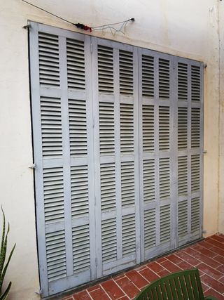 Persianas de madera grises