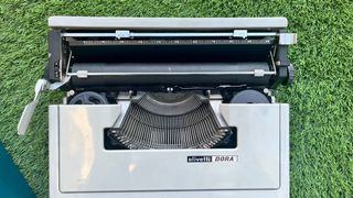Máquina de escribir Olivetti Dora