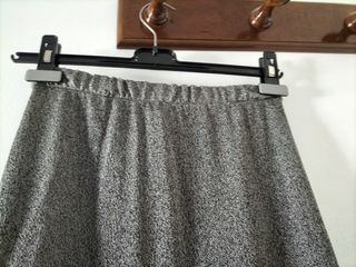 Falda de punto fino gris plateado