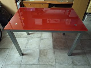 Mesa de cristal roja y metal.