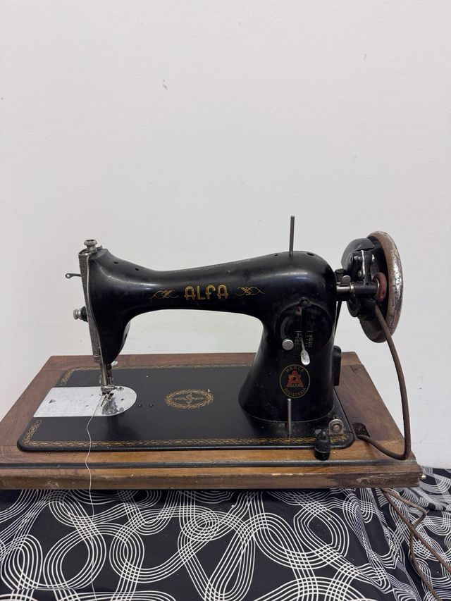 Máquina de coser ALFA antigua