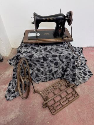 Máquina de coser ALFA antigua