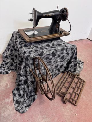 Máquina de coser ALFA antigua