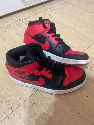 Zapatillas Jordan Rojas y Negras Talla 38