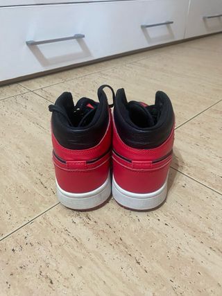 Zapatillas Jordan Rojas y Negras Talla 38