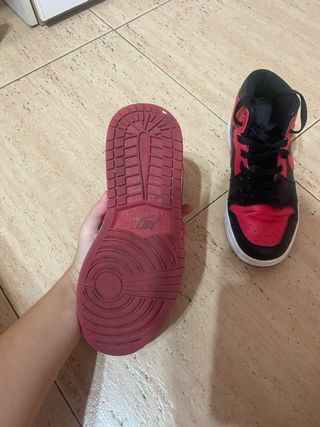 Zapatillas Jordan Rojas y Negras Talla 38