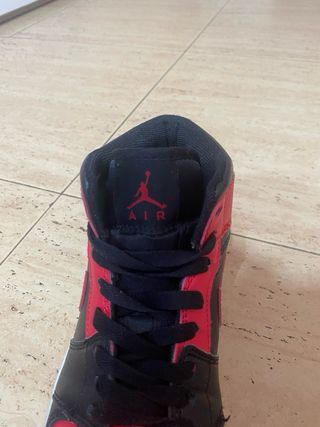 Zapatillas Jordan Rojas y Negras Talla 38