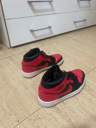 Zapatillas Jordan Rojas y Negras Talla 38