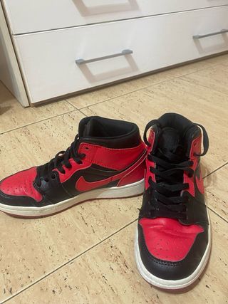 Zapatillas Jordan Rojas y Negras Talla 38