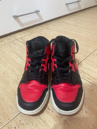 Zapatillas Jordan Rojas y Negras Talla 38