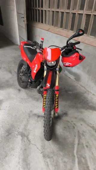 Derbi Senda R negra y tapas rojas aparte