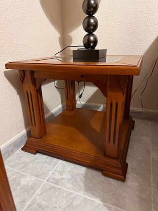 Mesa auxiliar de madera NO INCLUYE LÁMPARA