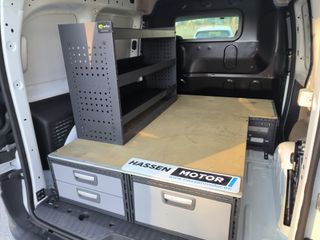 Renault Kangoo 2022 con estanterias