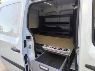 Renault Kangoo 2022 con estanterias