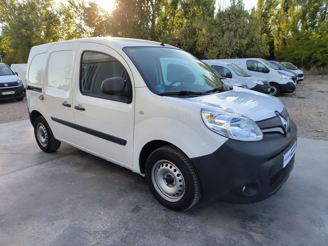 Renault Kangoo 2022 con estanterias