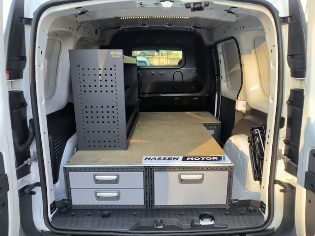 Renault Kangoo 2022 con estanterias