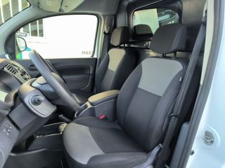 Renault Kangoo 2022 con estanterias