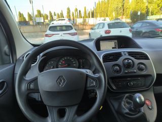 Renault Kangoo 2022 con estanterias