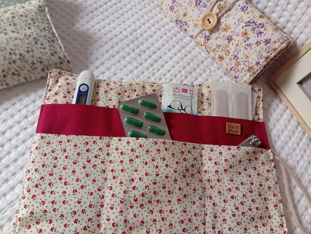 Neceser de viaje floral.
Hechos a mano 