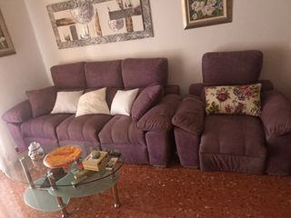 Sofá y sillón reclinable morado