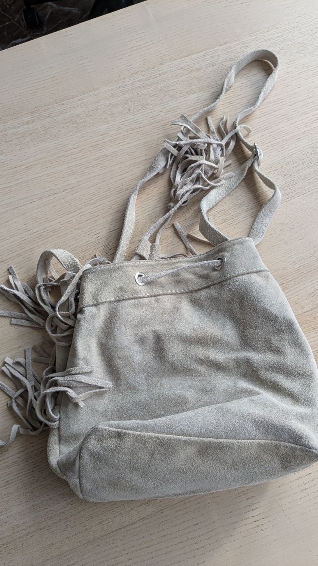 Bolso beige con flecos