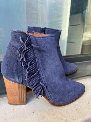 Botines de piel con flecos y tacón de madera