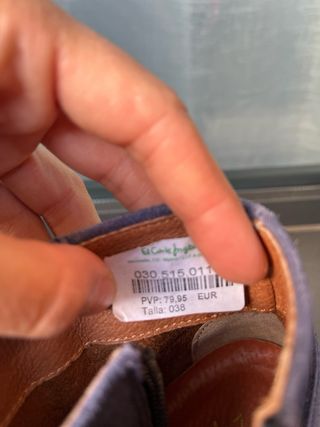 Botines de piel con flecos y tacón de madera