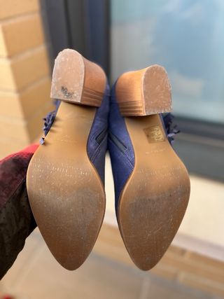 Botines de piel con flecos y tacón de madera