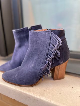 Botines de piel con flecos y tacón de madera