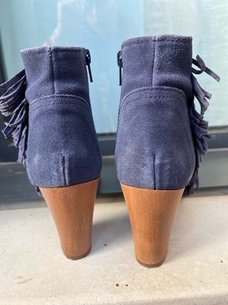 Botines de piel con flecos y tacón de madera