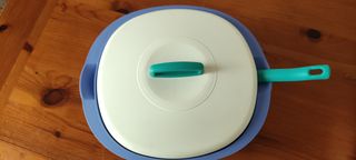 Ciotola con mestolo blu e bianco