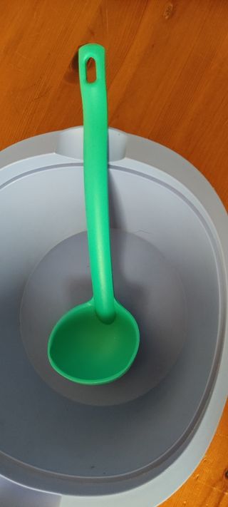 Ciotola con mestolo blu e bianco