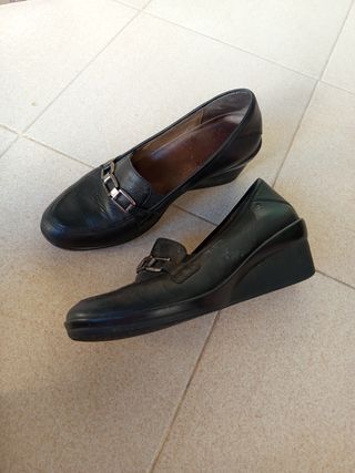 Zapatos de piel negros con cuña