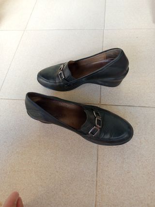 Zapatos de piel negros con cuña