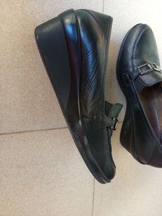 Zapatos de piel negros con cuña