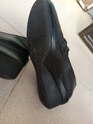 Zapatos de piel negros con cuña