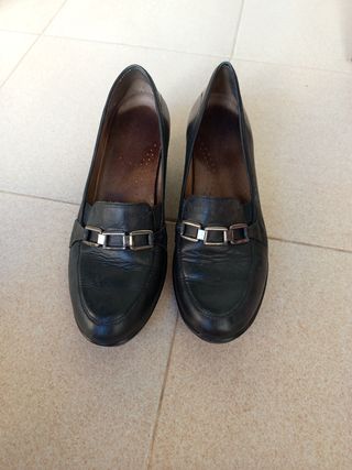 Zapatos de piel negros con cuña