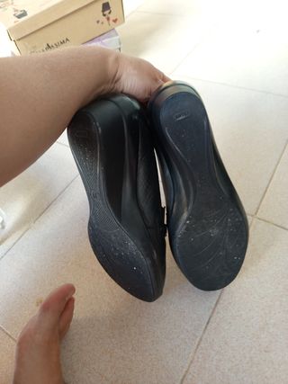 Zapatos de piel negros con cuña