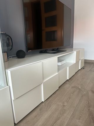 Estantería y vitrina modular blanca