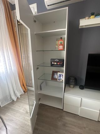 Estantería y vitrina modular blanca