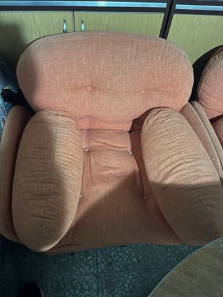 Sofá individual naranja de tela