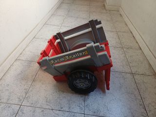 Tractor y remolque de pedales infantil.