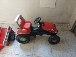 Tractor y remolque de pedales infantil.
