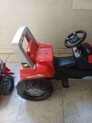 Tractor y remolque de pedales infantil.